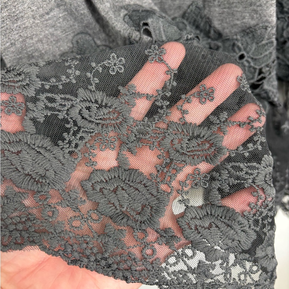 BloomChic Heathered Charcoal Gray V-Neck Lace Hem size 18-20 Plus Size - Picture 4 of 10